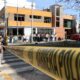 Personas observan una sede de la Fiscalía este martes, en Trujillo (Perú).EFE/ Iván Orbegoso