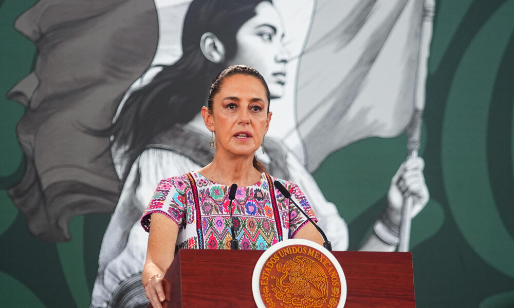 La presidenta de México, Claudia Sheinbaum, habla durante una rueda de prensa este viernes, en Acapulco (México). EFE/ David Guzmán