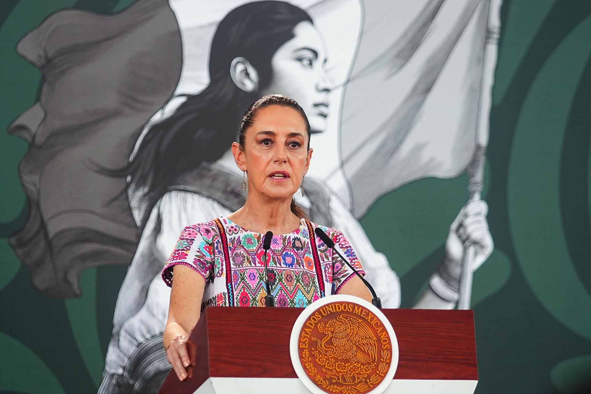 La presidenta de México, Claudia Sheinbaum, habla durante una rueda de prensa este viernes, en Acapulco (México). EFE/ David Guzmán