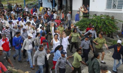 Fotografía de archivo de miembros de las Damas de Blanco durante una protesta en Cuba. EFE/Rolando Pujol