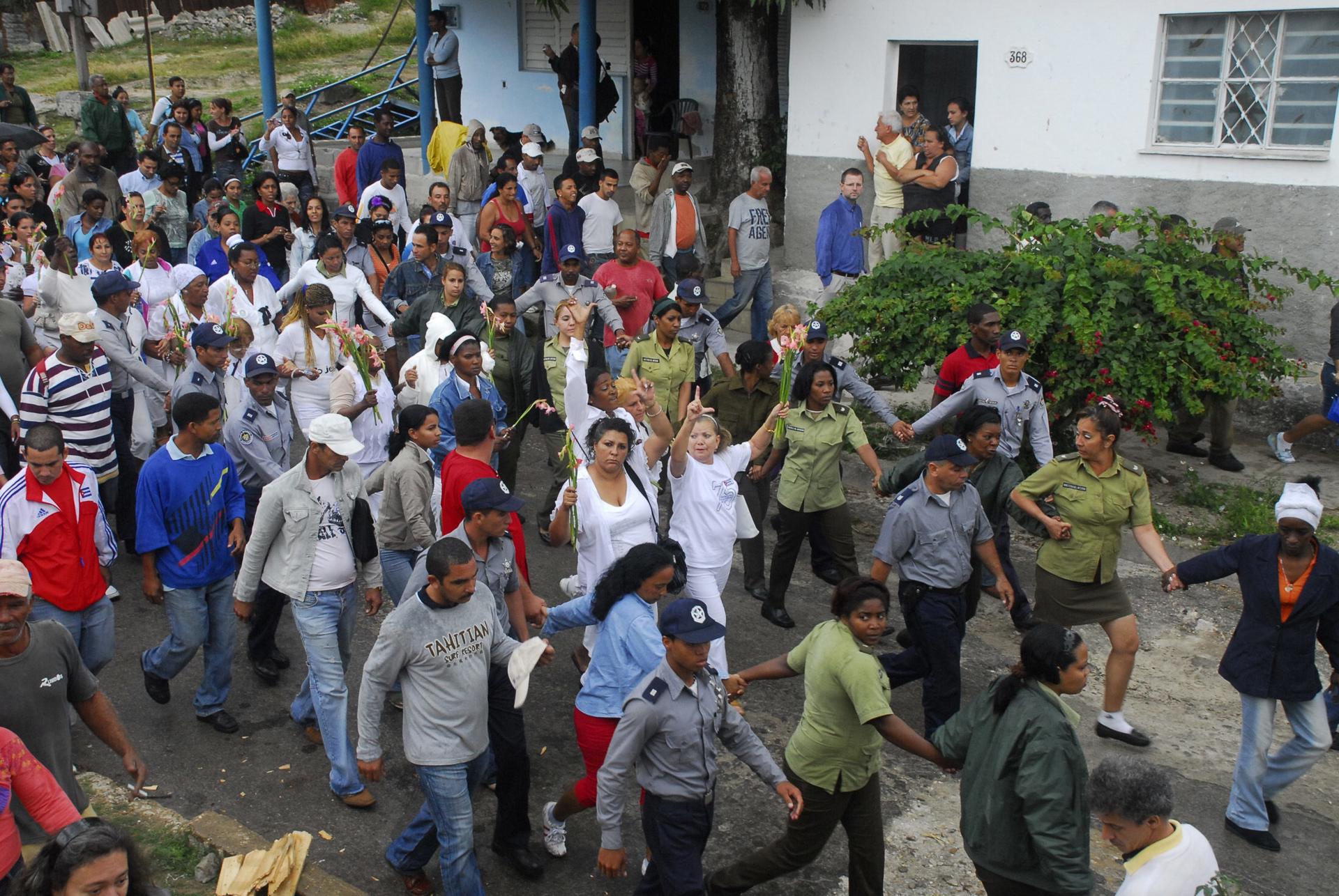 Fotografía de archivo de miembros de las Damas de Blanco durante una protesta en Cuba. EFE/Rolando Pujol