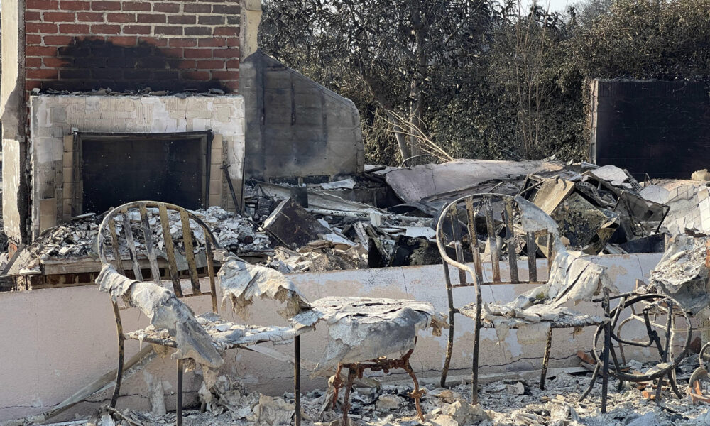 Fotografía del interior de una casa afectada por un incendio este viernes, en Altadena (Estados Unidos). EFE/ Ana Milena Varón