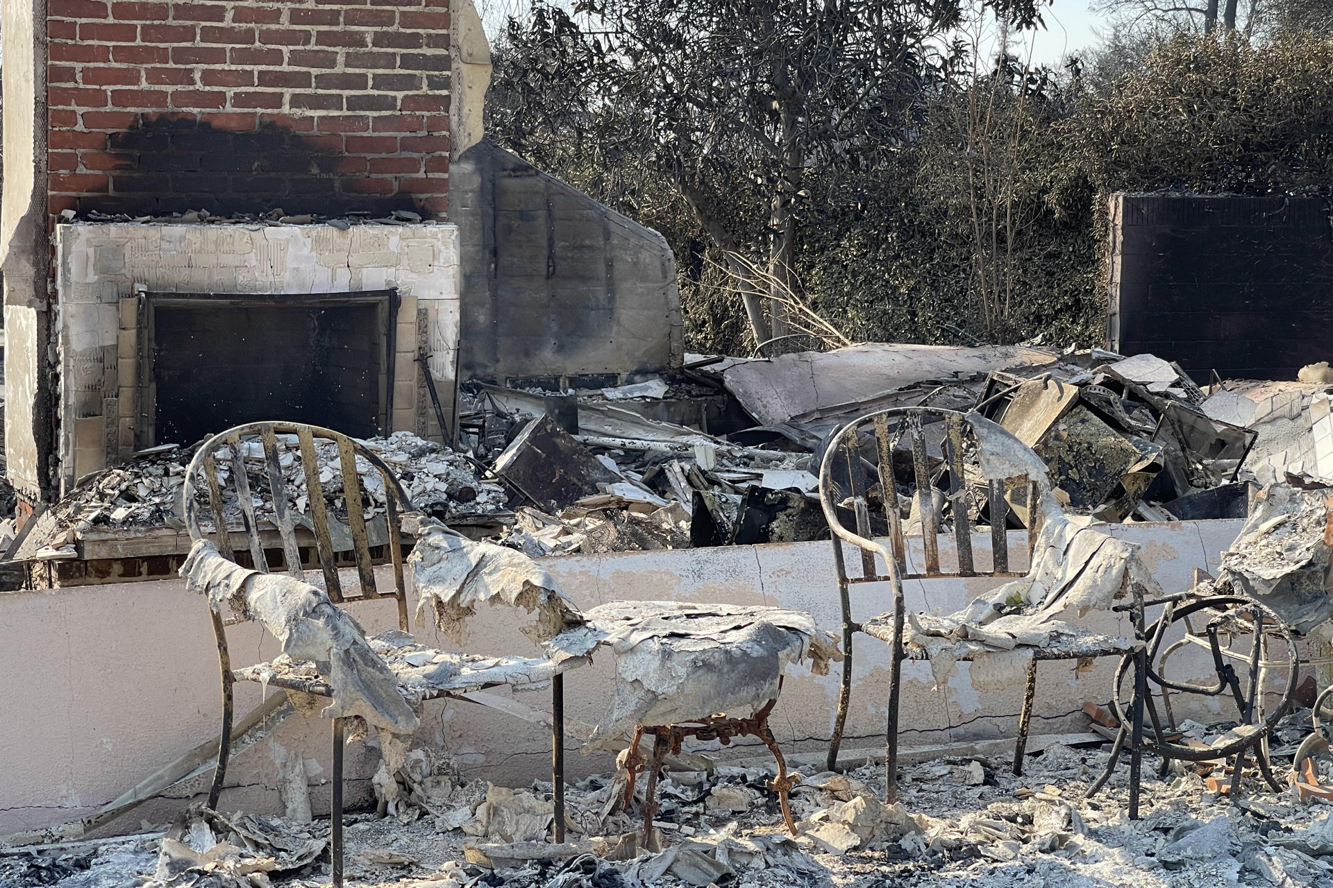 Fotografía del interior de una casa afectada por un incendio este viernes, en Altadena (Estados Unidos). EFE/ Ana Milena Varón