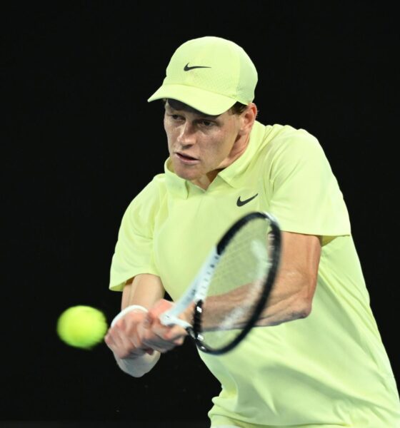 El italiano Jannik Sinner, número uno del mundo, impacta de revés durante su partido de tercera ronda del Abierto de Australia con el estadounidense Marcos Giron. EFE/EPA/JOEL CARRETT AUSTRALIA AND NEW ZEALAND OUT