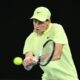 El italiano Jannik Sinner, número uno del mundo, impacta de revés durante su partido de tercera ronda del Abierto de Australia con el estadounidense Marcos Giron. EFE/EPA/JOEL CARRETT AUSTRALIA AND NEW ZEALAND OUT