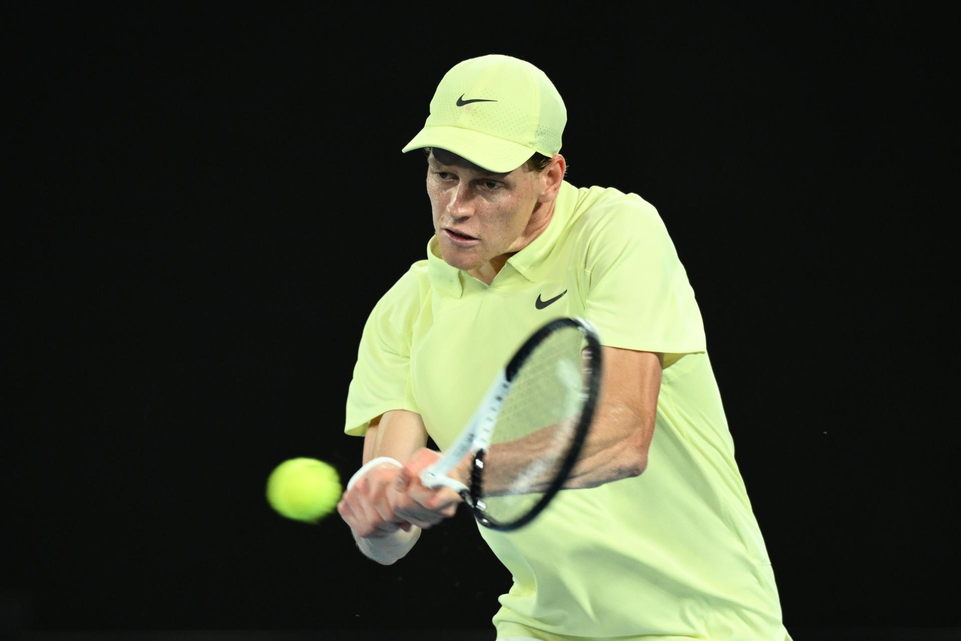 El italiano Jannik Sinner, número uno del mundo, impacta de revés durante su partido de tercera ronda del Abierto de Australia con el estadounidense Marcos Giron. EFE/EPA/JOEL CARRETT AUSTRALIA AND NEW ZEALAND OUT