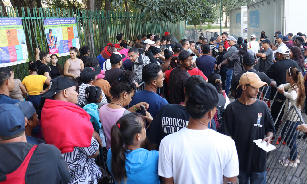 Personas hacen fila para realiza tramites migratorios este viernes, en Tapachula (México). EFE/ Juan Manuel Blanco