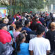 Personas hacen fila para realiza tramites migratorios este viernes, en Tapachula (México). EFE/ Juan Manuel Blanco