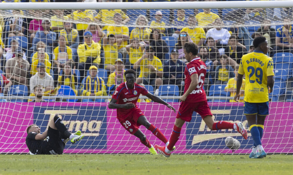 El centrocampista del Getafe Coba da Costa (2i) celebra el primer gol de su equipo  ante la UD Las Palmas durante el partido correspondiente a la jornada 19 de LaLiga disputado este domingo en el estadio de Gran Canaria. EFE/ Quique Curbelo