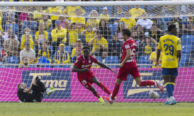 El centrocampista del Getafe Coba da Costa (2i) celebra el primer gol de su equipo  ante la UD Las Palmas durante el partido correspondiente a la jornada 19 de LaLiga disputado este domingo en el estadio de Gran Canaria. EFE/ Quique Curbelo