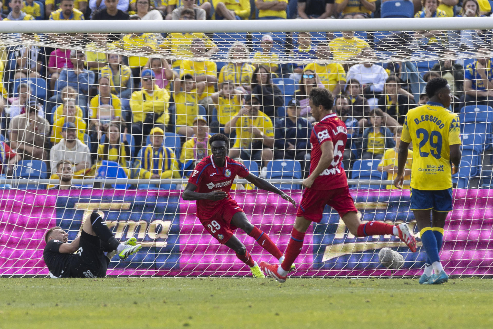 El centrocampista del Getafe Coba da Costa (2i) celebra el primer gol de su equipo  ante la UD Las Palmas durante el partido correspondiente a la jornada 19 de LaLiga disputado este domingo en el estadio de Gran Canaria. EFE/ Quique Curbelo