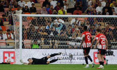 El guardameta del Athletic de Bilbao, Unai Simón (i) defiende la portería durante el encuentro de semifinales de la Supercopa de España de fútbol que enfrentó al FC Barcelona y al Athletic de Bilbao en el estadio Rey Abdullah de Yeda (Arabia Saudí). EFE/ Alberto Estévez