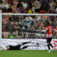 El guardameta del Athletic de Bilbao, Unai Simón (i) defiende la portería durante el encuentro de semifinales de la Supercopa de España de fútbol que enfrentó al FC Barcelona y al Athletic de Bilbao en el estadio Rey Abdullah de Yeda (Arabia Saudí). EFE/ Alberto Estévez