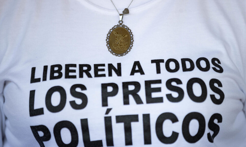 Fotografía de archivo donde se observa una camisa con el mensaje " liberen a todos los presos políticos" durante una rueda de prensa en la Conferencia Episcopal Venezolana, en Caracas (Venezuela).EFE/ Ronald Peña