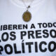 Fotografía de archivo donde se observa una camisa con el mensaje " liberen a todos los presos políticos" durante una rueda de prensa en la Conferencia Episcopal Venezolana, en Caracas (Venezuela).EFE/ Ronald Peña