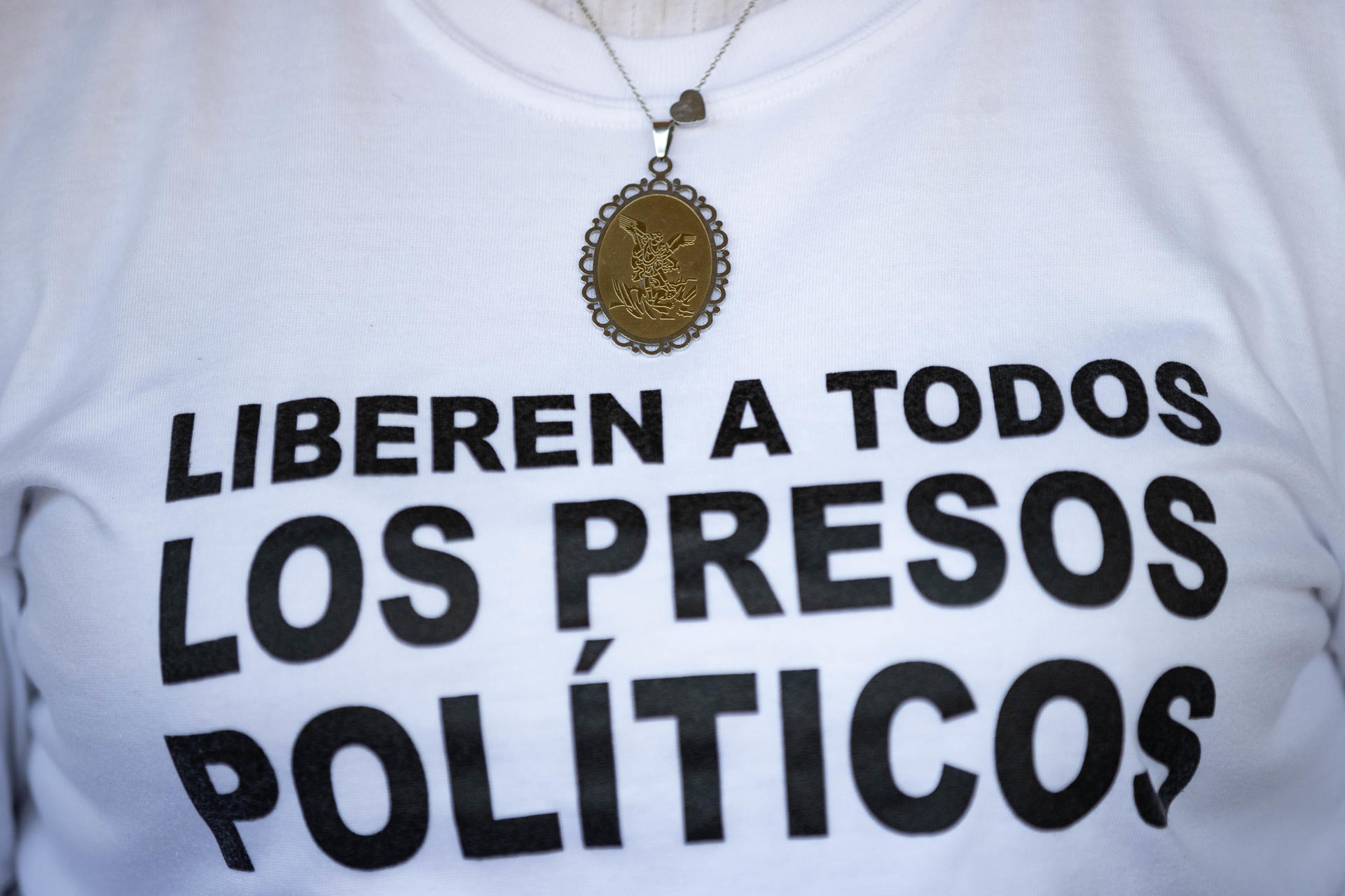 Fotografía de archivo donde se observa una camisa con el mensaje " liberen a todos los presos políticos" durante una rueda de prensa en la Conferencia Episcopal Venezolana, en Caracas (Venezuela).EFE/ Ronald Peña