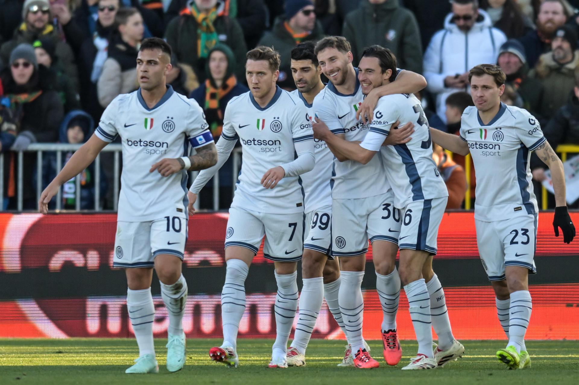 Los juugadores del Inter celebran el 0-1 durante el partido de la Serie A jugado en Venecia. EFE/EPA/Alessio Marini