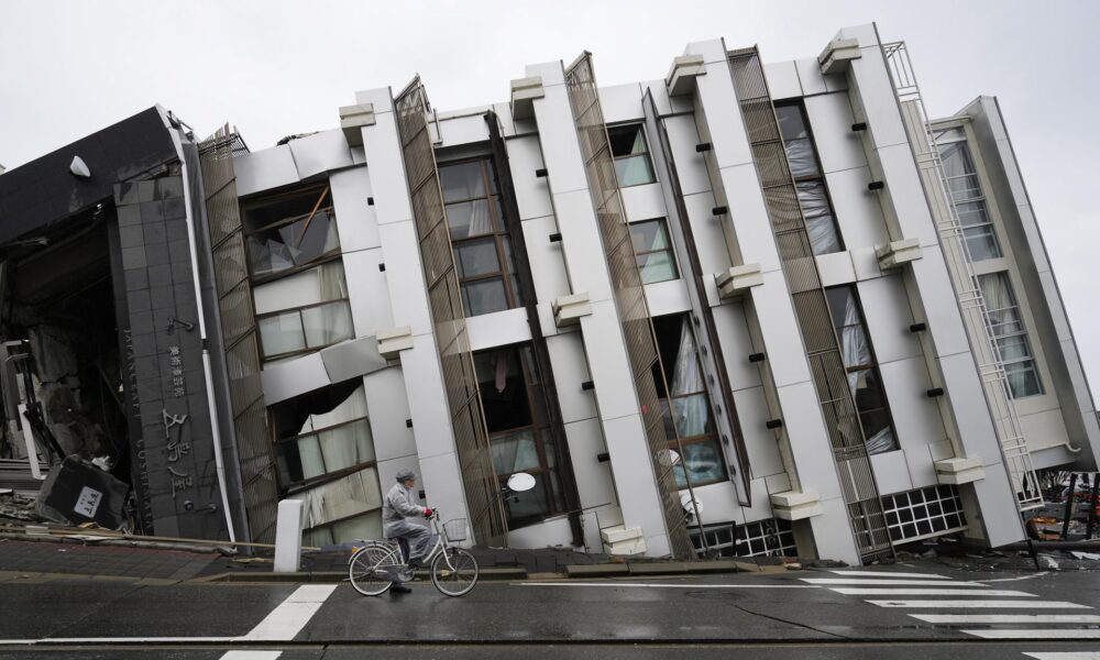 A man cycles past a collapsed building in Wajima, Ishikawa Prefecture, Japan, 03 January 2024. EFE/EPA/FRANCK ROBICHON/Archivo