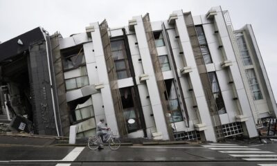 A man cycles past a collapsed building in Wajima, Ishikawa Prefecture, Japan, 03 January 2024. EFE/EPA/FRANCK ROBICHON/Archivo