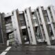 A man cycles past a collapsed building in Wajima, Ishikawa Prefecture, Japan, 03 January 2024. EFE/EPA/FRANCK ROBICHON/Archivo