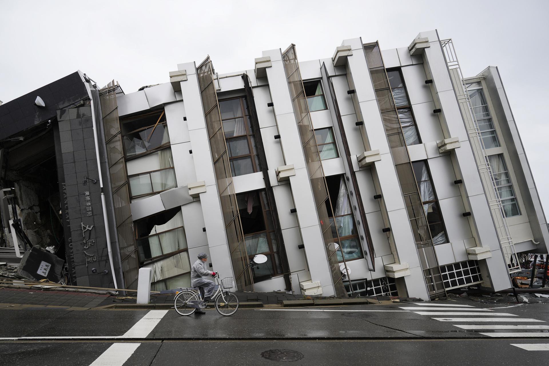 A man cycles past a collapsed building in Wajima, Ishikawa Prefecture, Japan, 03 January 2024. EFE/EPA/FRANCK ROBICHON/Archivo