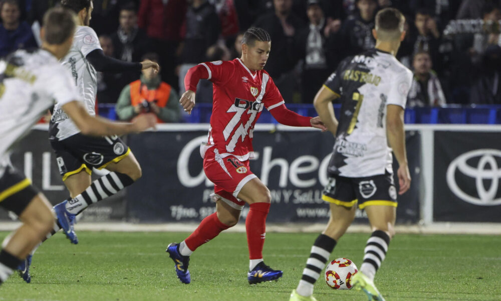 El centrocampista colombiano del Rayo Vallecano, James Rodríguez (c), en una foto de archivo. EFE/JMGARCIA.