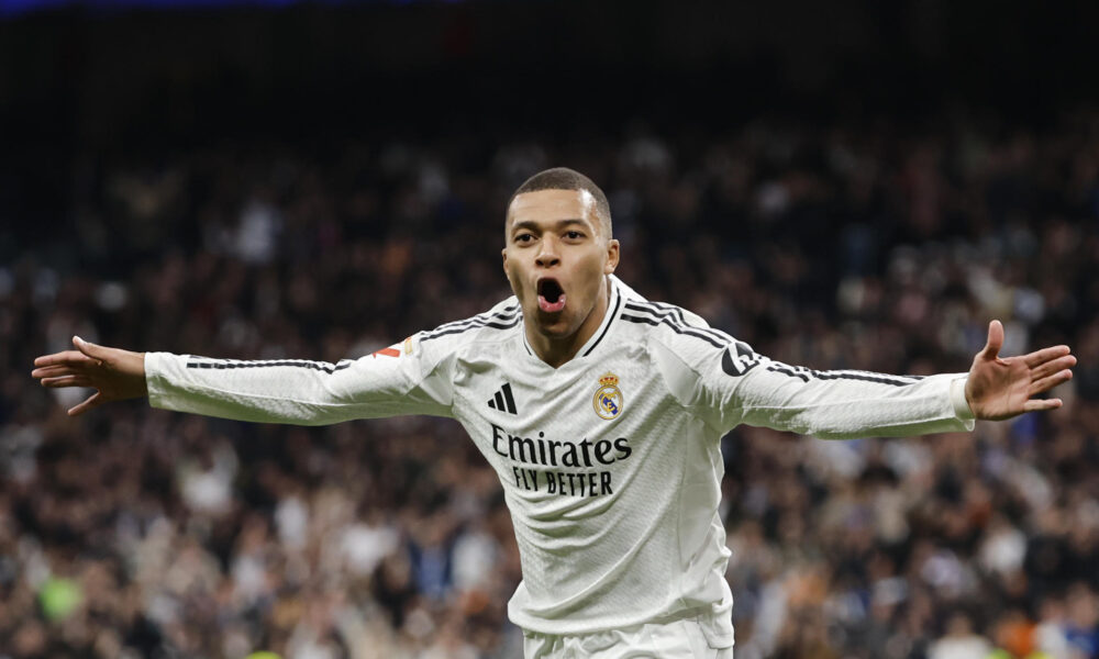 El delantero francés del Real Madrid Kylian Mbappé celebra tras anotar su segundo gol, el tercero del equipo, este domingo, durante un partido de la jornada 20 de LaLiga EA Sports, entre el Real Madrid y el UD Las Palmas, en el Estadio Santiago Bernabéu de Madrid. EFE/ Sergio Perez