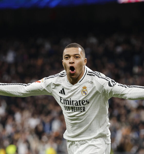 El delantero francés del Real Madrid Kylian Mbappé celebra tras anotar su segundo gol, el tercero del equipo, este domingo, durante un partido de la jornada 20 de LaLiga EA Sports, entre el Real Madrid y el UD Las Palmas, en el Estadio Santiago Bernabéu de Madrid. EFE/ Sergio Perez