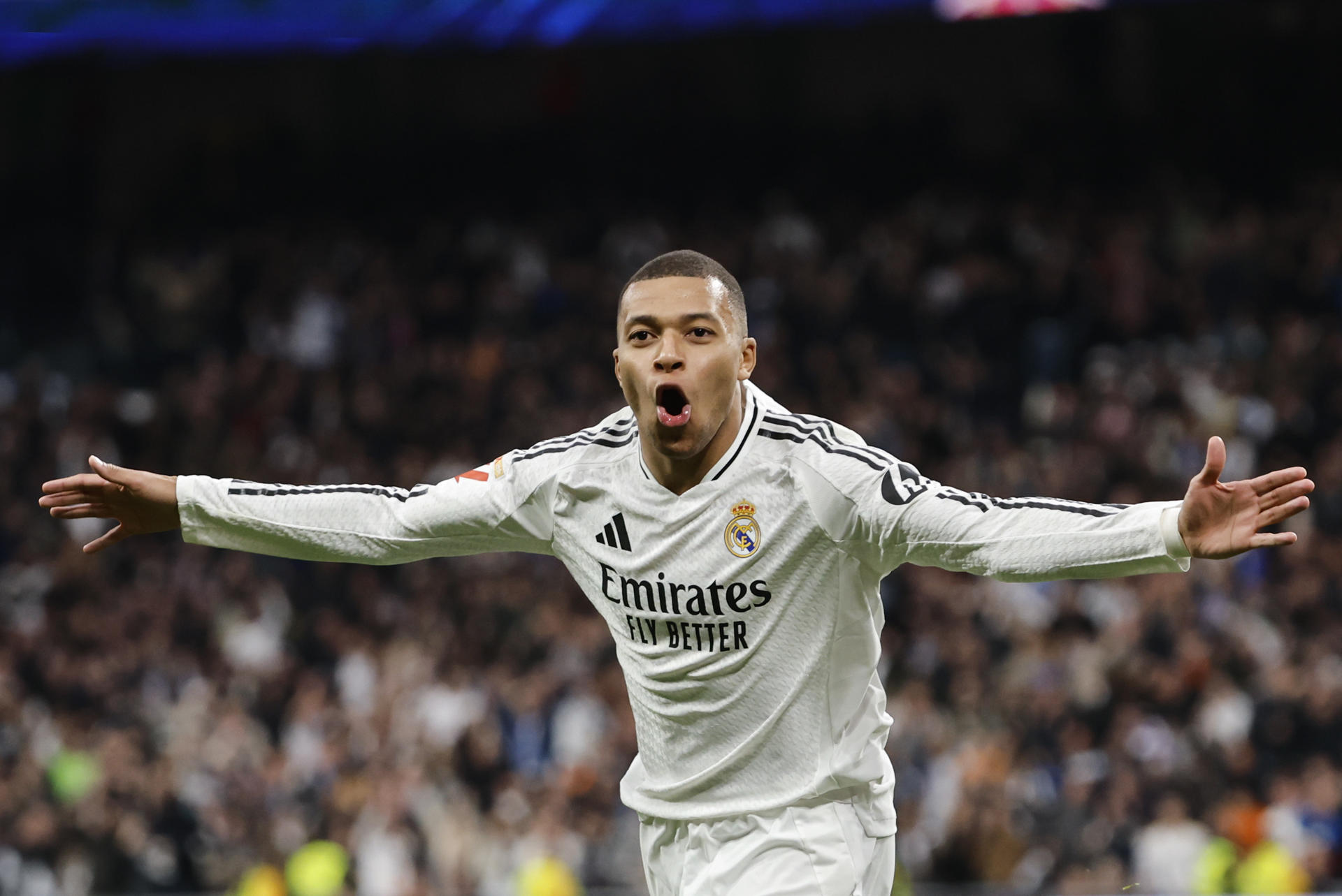 El delantero francés del Real Madrid Kylian Mbappé celebra tras anotar su segundo gol, el tercero del equipo, este domingo, durante un partido de la jornada 20 de LaLiga EA Sports, entre el Real Madrid y el UD Las Palmas, en el Estadio Santiago Bernabéu de Madrid. EFE/ Sergio Perez