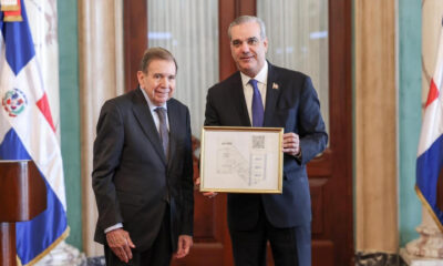 Fotografía tomada de la cuenta oficial de la red social X de Edmundo González (i) donde aparece junto al presidente de República Dominicana, Luis Abinader sosteniendo un cuadro con actas electorales entregado por González Urrutia este jueves, en Santo Domingo (República Dominicana). EFE/ Cuenta de X De Edmundo González