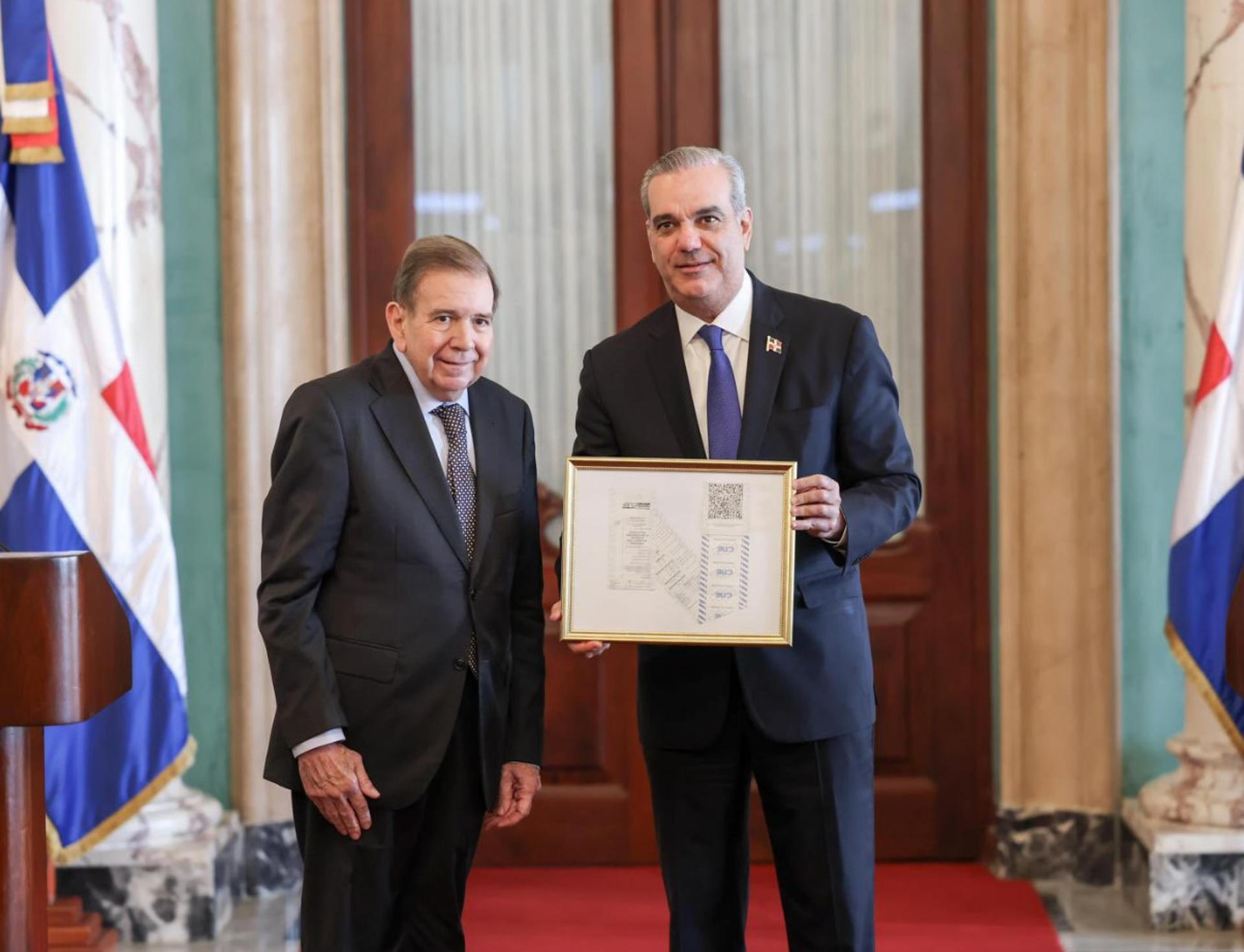 Fotografía tomada de la cuenta oficial de la red social X de Edmundo González (i) donde aparece junto al presidente de República Dominicana, Luis Abinader sosteniendo un cuadro con actas electorales entregado por González Urrutia este jueves, en Santo Domingo (República Dominicana). EFE/ Cuenta de X De Edmundo González