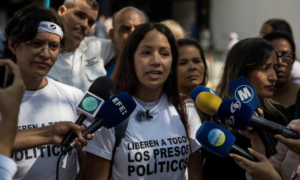 La hermana de un "preso político", Yovanka Ávila, da declaraciones a periodistas en la sede principal del Ministerio Publico este jueves, en Caracas (Venezuela). EFE/ Miguel Gutiérrez