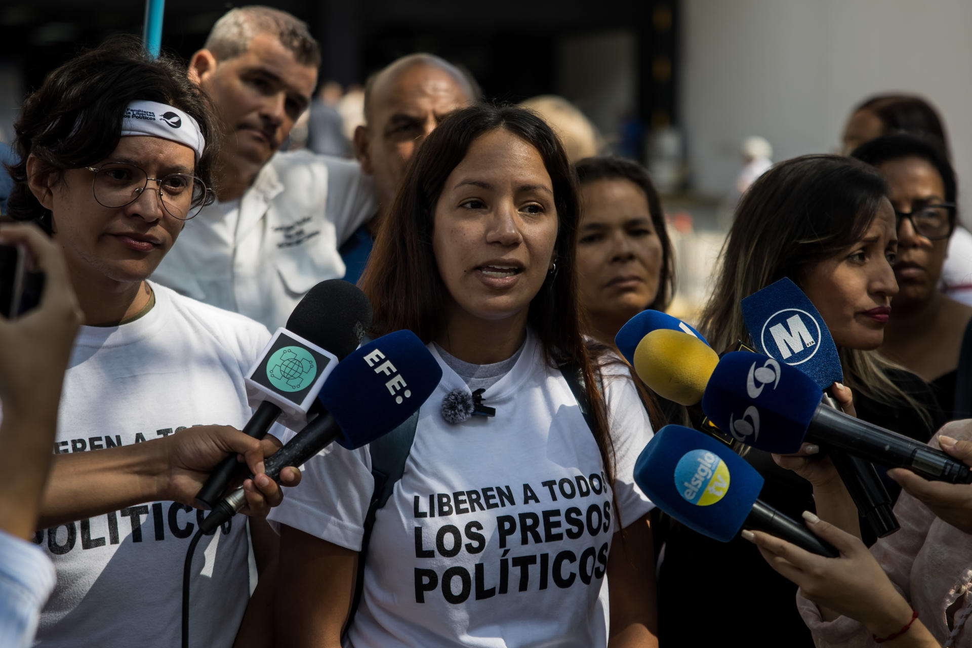 La hermana de un "preso político", Yovanka Ávila, da declaraciones a periodistas en la sede principal del Ministerio Publico este jueves, en Caracas (Venezuela). EFE/ Miguel Gutiérrez