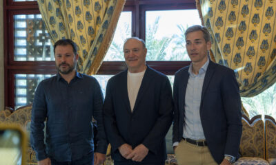 El propietario del Mallorca, Andy Kohlberg (c), el CEO de fútbol del equipo, Pablo Ortells (i), y el CEO de Negocio, Alfonso Díaz, posan durante una comparecencia en Palma de Mallorca este miércoles. EFE/Carlos J. Martinez/RCD Mallorca /  ***SOLO USO EDITORIAL/SOLO DISPONIBLE PARA ILUSTRAR LA NOTICIA QUE ACOMPAÑA (CRÉDITO OBLIGATORIO)***