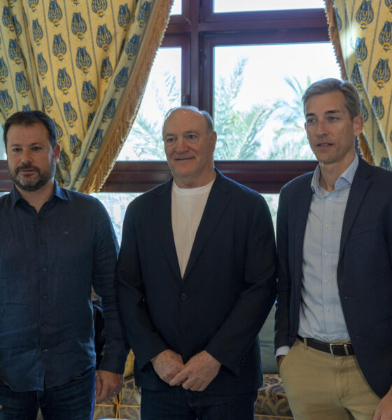 El propietario del Mallorca, Andy Kohlberg (c), el CEO de fútbol del equipo, Pablo Ortells (i), y el CEO de Negocio, Alfonso Díaz, posan durante una comparecencia en Palma de Mallorca este miércoles. EFE/Carlos J. Martinez/RCD Mallorca /  ***SOLO USO EDITORIAL/SOLO DISPONIBLE PARA ILUSTRAR LA NOTICIA QUE ACOMPAÑA (CRÉDITO OBLIGATORIO)***