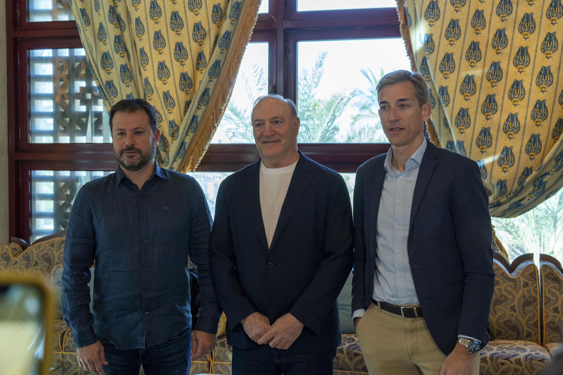 El propietario del Mallorca, Andy Kohlberg (c), el CEO de fútbol del equipo, Pablo Ortells (i), y el CEO de Negocio, Alfonso Díaz, posan durante una comparecencia en Palma de Mallorca este miércoles. EFE/Carlos J. Martinez/RCD Mallorca /  ***SOLO USO EDITORIAL/SOLO DISPONIBLE PARA ILUSTRAR LA NOTICIA QUE ACOMPAÑA (CRÉDITO OBLIGATORIO)***