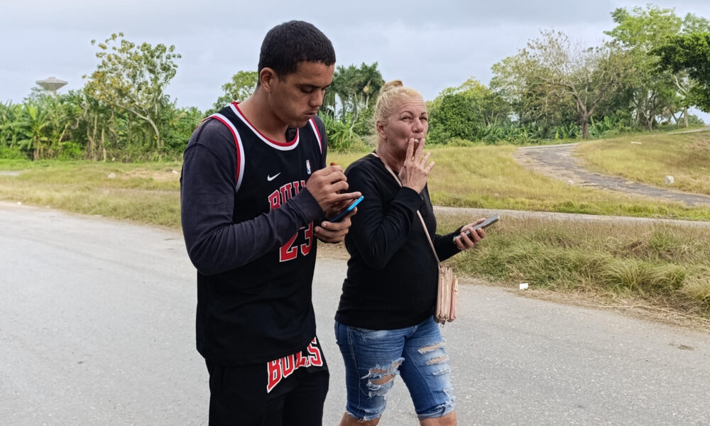 El cubano Dariel Cruz García (i) camina junto a su madre Yaquelin Cruz García este miércoles, su salida de la prisión 1580 en La Habana (Cuba). EFE/ Ernesto Mastrascusa