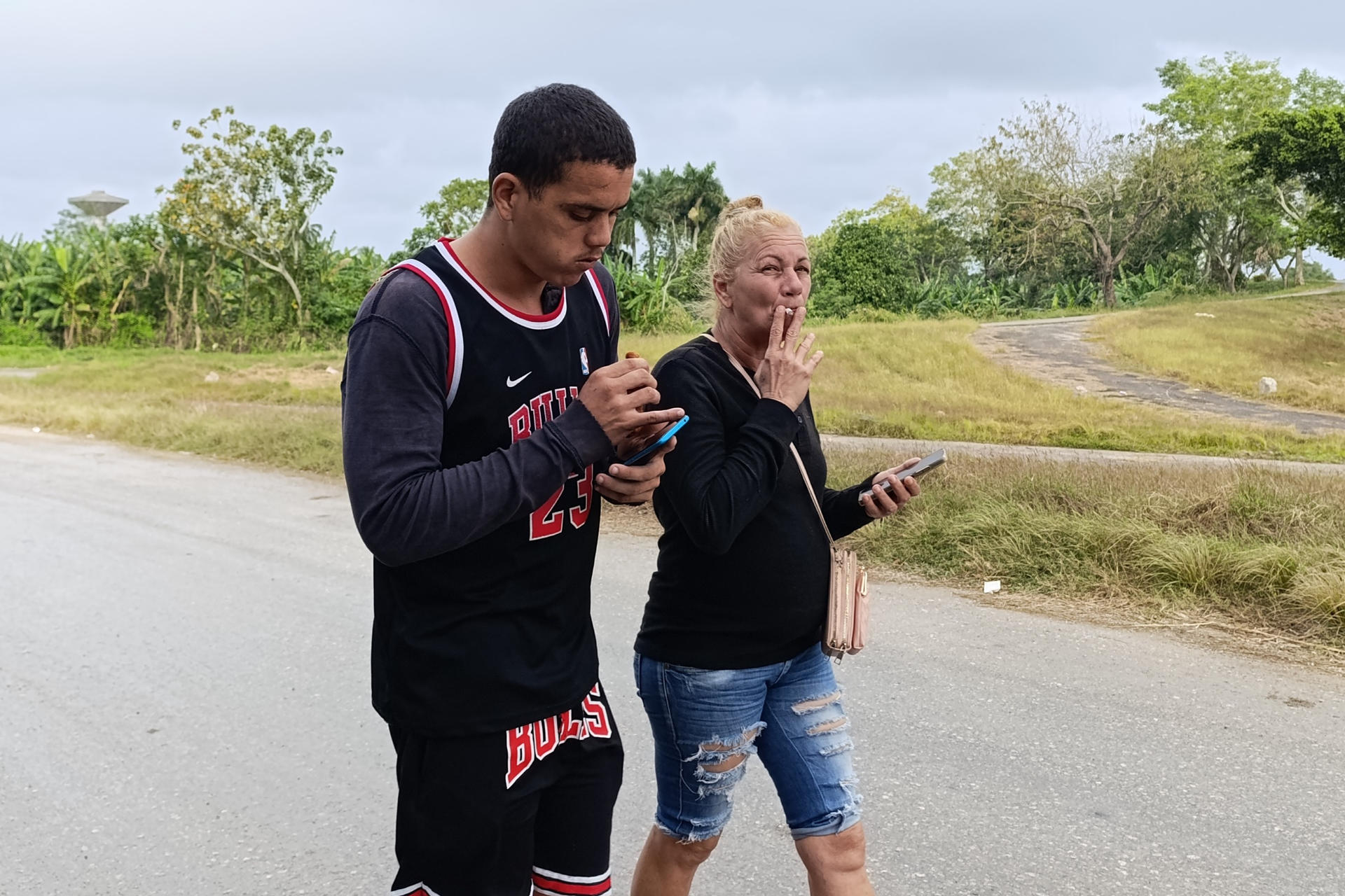 El cubano Dariel Cruz García (i) camina junto a su madre Yaquelin Cruz García este miércoles, su salida de la prisión 1580 en La Habana (Cuba). EFE/ Ernesto Mastrascusa