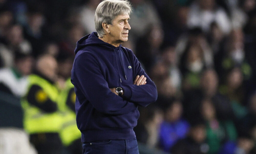 El entrenador del Betis, Manuel Pellegrini, durante el partido de LaLiga de fútbol que Real Betis y Deportivo Alavés disputaron en el estadio Benito Villamarín, en Sevilla. EFE/José Manuel Vidal