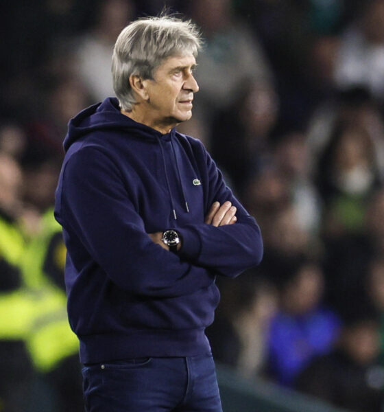 El entrenador del Betis, Manuel Pellegrini, durante el partido de LaLiga de fútbol que Real Betis y Deportivo Alavés disputaron en el estadio Benito Villamarín, en Sevilla. EFE/José Manuel Vidal