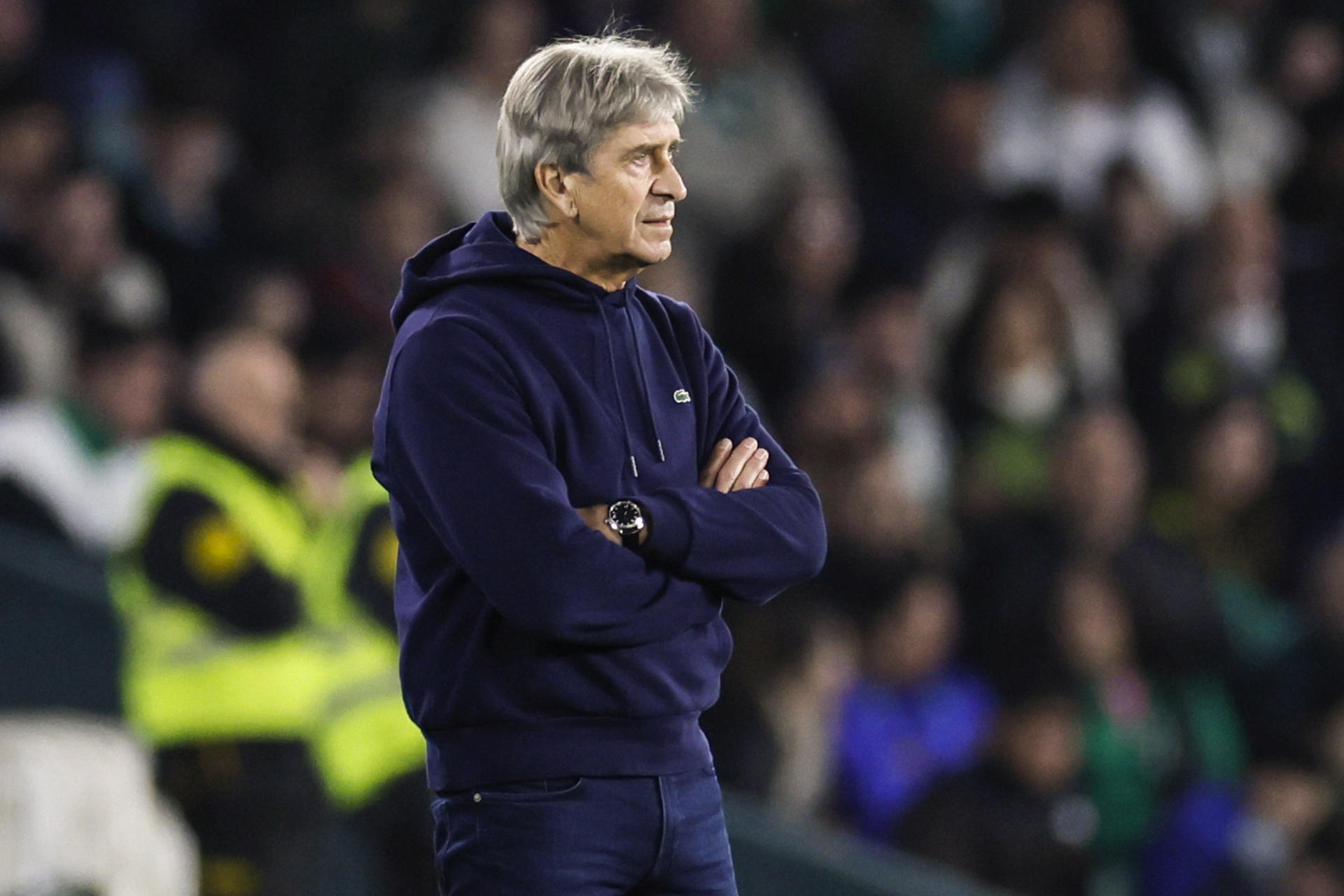 El entrenador del Betis, Manuel Pellegrini, durante el partido de LaLiga de fútbol que Real Betis y Deportivo Alavés disputaron en el estadio Benito Villamarín, en Sevilla. EFE/José Manuel Vidal