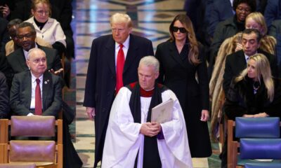 El presidente de EE. UU. Donald Trump (c i) y la primera dama de EE.UU., Melania Trump (cd) llegan al Servicio Nacional de Oración en la Catedral Nacional de Washington en Washington, DC, EE. UU., 21 de enero de 2025. EFE/WILL OLIVER