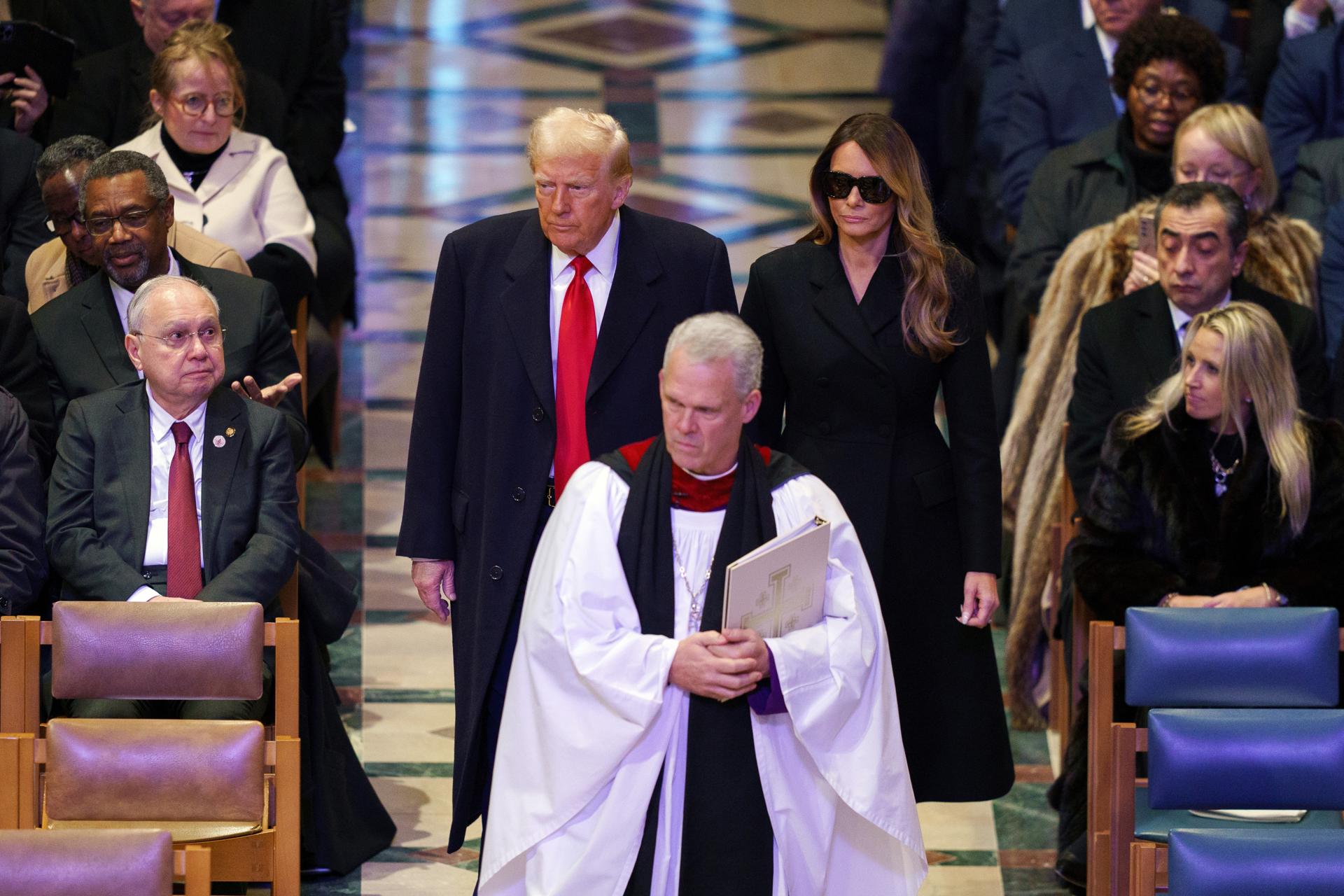 El presidente de EE. UU. Donald Trump (c i) y la primera dama de EE.UU., Melania Trump (cd) llegan al Servicio Nacional de Oración en la Catedral Nacional de Washington en Washington, DC, EE. UU., 21 de enero de 2025. EFE/WILL OLIVER