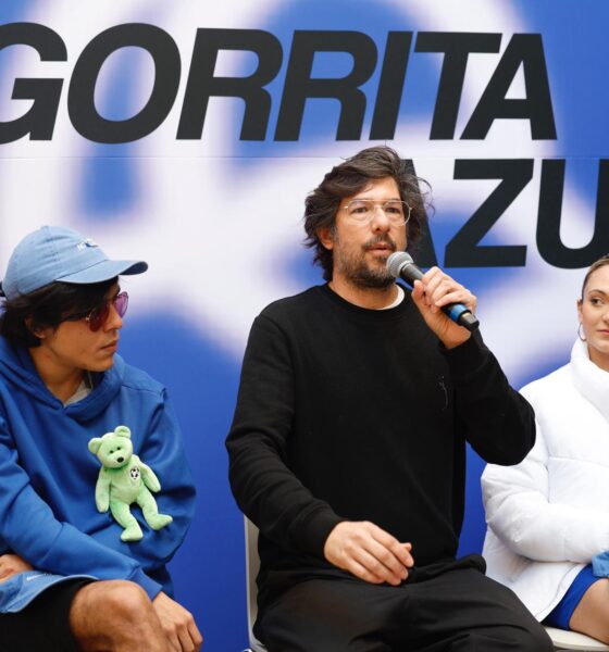 El artista Fernando Gres (i) el creador visual y director artístico de los Premios Gorrita Azul Mario García Torres (c) y la artista Alicia Valladares (d), participan en una rueda de prensa este miércoles, en Ciudad de México (México). EFE/Sáshenka Gutiérrez