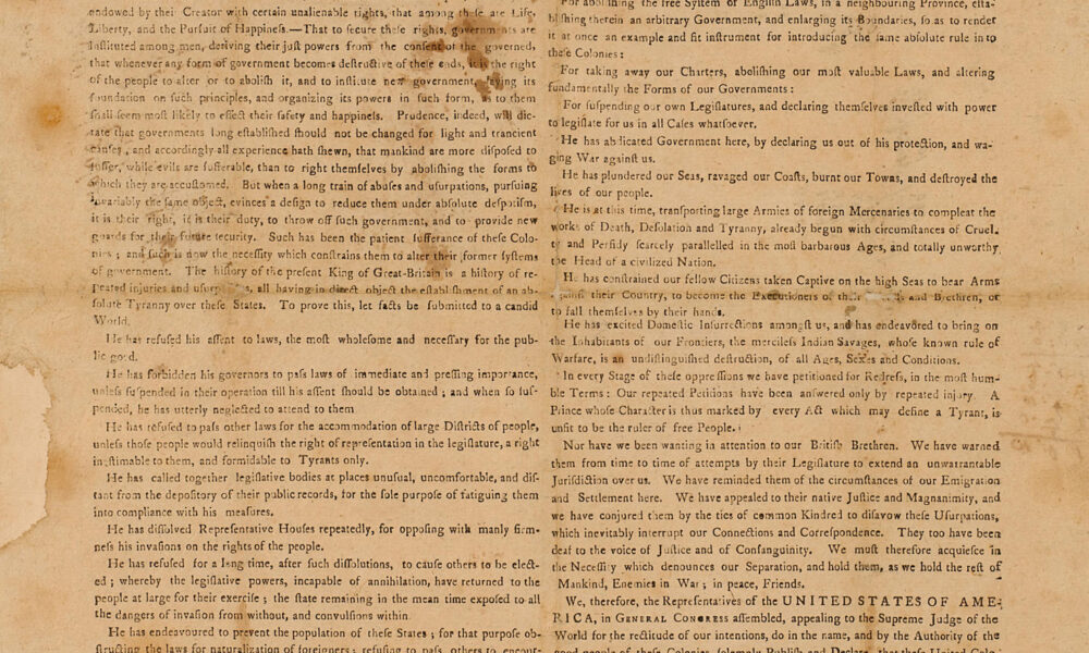 Fotografía cedida por Sotheby's donde se muestra una copia de la Declaración de Independencia que fue impresa en 1776 en un periódico de New Hampshire. EFE/ Sotheby's