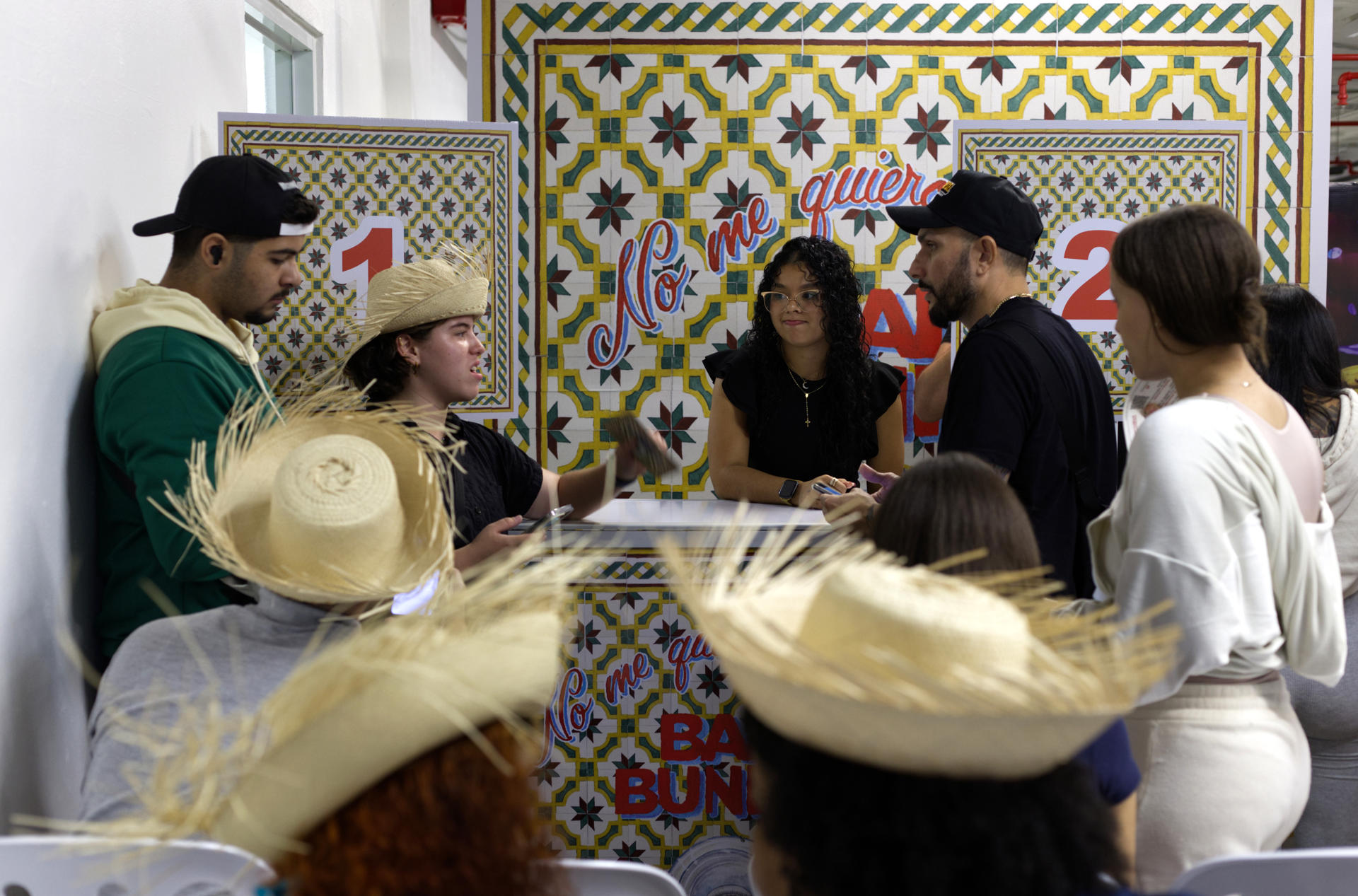 Personas compras entradas para el concierto de Bad Bunny este miércoles, en el Mercado de Río Piedras, en San Juan (Puerto Rico). EFE/ Thais Llorca