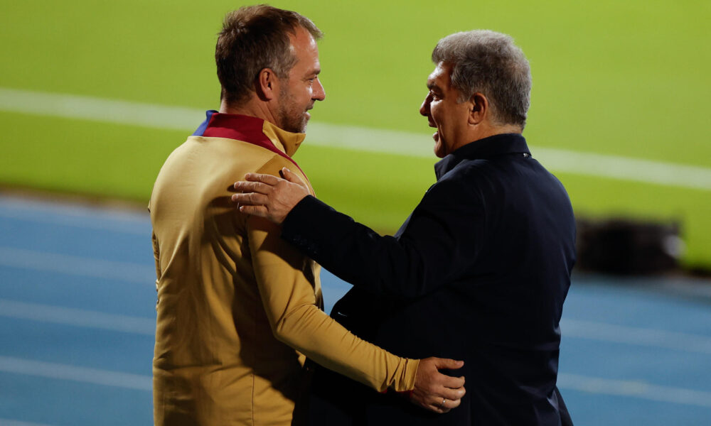 El entrenador del FC Barcelona, el alemán Hansi Flick (i) saluda al presidente del equipo, Joan Laporta, durante una sesión de entrenamiento en Yeda. EFE/ Alberto Estévez