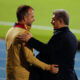 El entrenador del FC Barcelona, el alemán Hansi Flick (i) saluda al presidente del equipo, Joan Laporta, durante una sesión de entrenamiento en Yeda. EFE/ Alberto Estévez