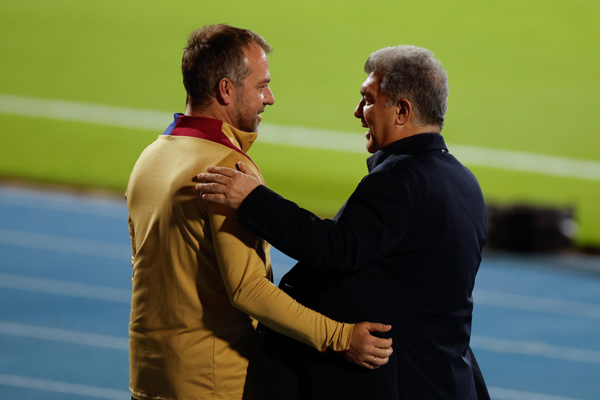 El entrenador del FC Barcelona, el alemán Hansi Flick (i) saluda al presidente del equipo, Joan Laporta, durante una sesión de entrenamiento en Yeda. EFE/ Alberto Estévez