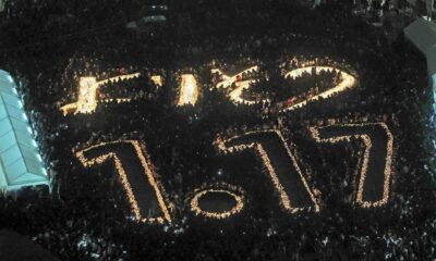 Las personas ofrecen oraciones por las víctimas del Gran Terremoto de Hanshin del 17 de enero de 1995 mientras velas dispuestas en el suelo forman la frase 'ÄòYorisou 1-17'Äô (acurrucarse juntos 1-17) durante una ceremonia conmemorativa del 30 aniversario del Gran Terremoto de Hanshin en Kobe, prefectura de Hyogo, Japón occidental, 17 de enero de 2025. EFE/JIJI PRESS